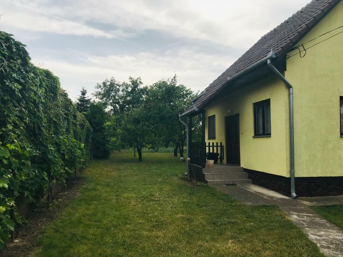 Lellei Pihenohaz Balatonlelle Villa Luaran gambar